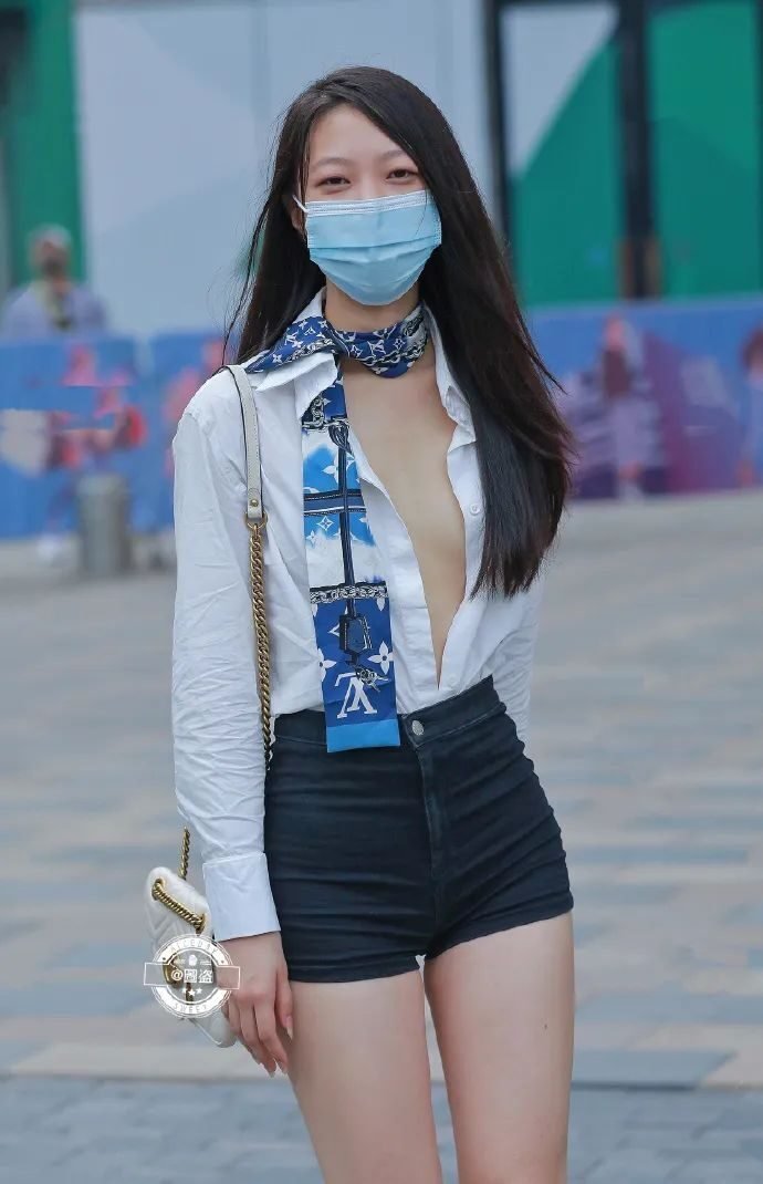 包臀裙 收腰牛仔短裤包臀裙瑜伽裤这三种装扮, 时尚显瘦,很有时尚气质