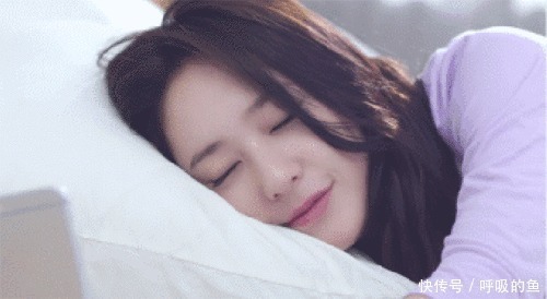 丸子头已经不实行了,今年流行苹果头,减龄显脸小