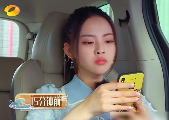 杨超越和赵丽颖合影,看到她们的造型后一个高贵,一个路人