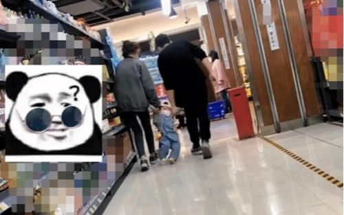 生拉硬拽式带娃|“佛系夫妇”生拉硬拽式带娃逛超市,娃:这是人干的事吗?
