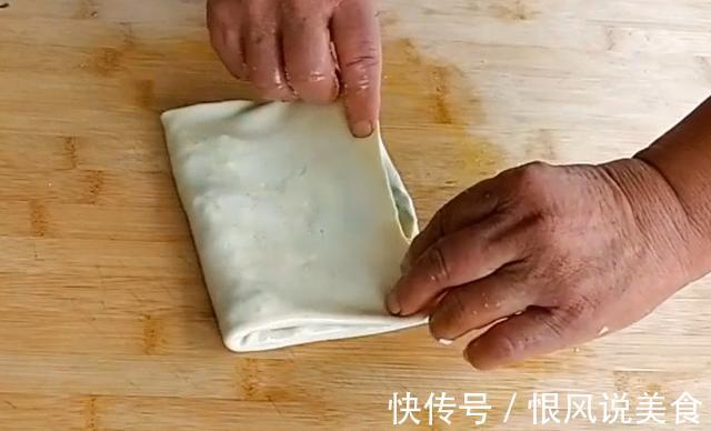 农村妈妈教你葱油饼最简单的做法,香酥好吃,咬一口满嘴香