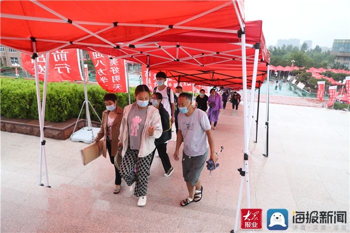 红伞|齐鲁理工学院雨中迎新生“红伞”见温情