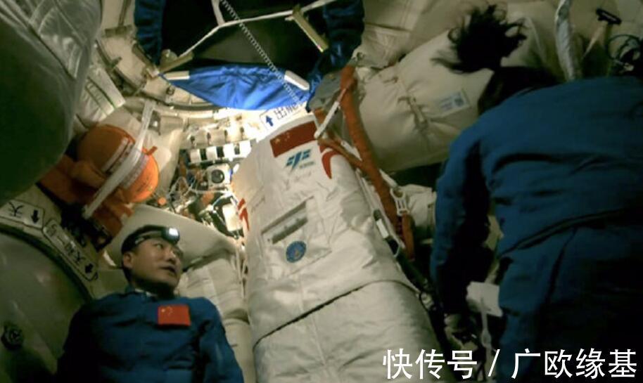 辫子|中国空间站无重力环境下，王亚平的辫子为什么总是向上竖着？