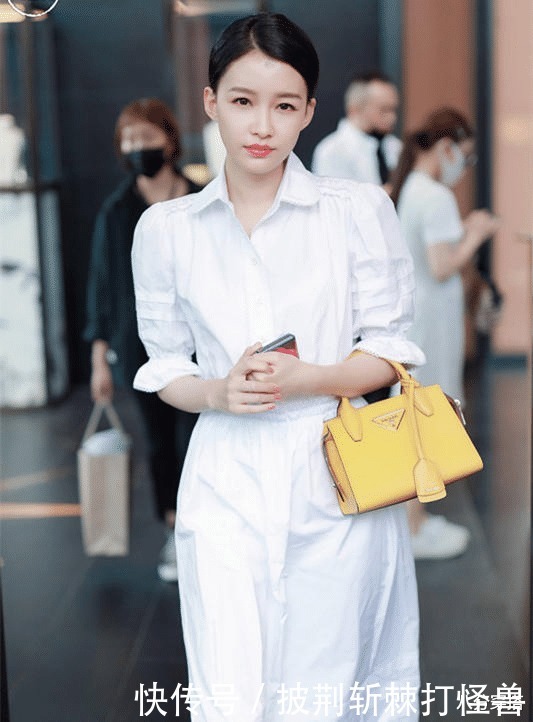 26岁孙怡真会打扮!穿白色衬衫连衣裙清新脱俗,美成初恋女友模样