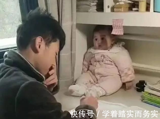 爸爸妈妈|哥哥写作业把妹妹当＂吉祥物＂，网友笑评：妹妹为这个家付出太多