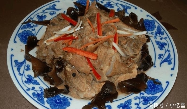  周末家庭聚餐,老妈嫌在外面吃太破费,做了11菜一汤,吃个精光