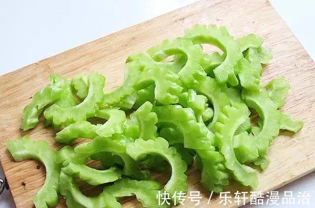 小米椒|太厉害了！苦瓜和它是绝配，简单拌一拌，清热解暑，让你安稳入秋