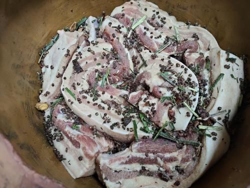  腊肉|做腊肉别只会放盐，多加5种香料，做好的腊肉晶莹剔透，香而不腻