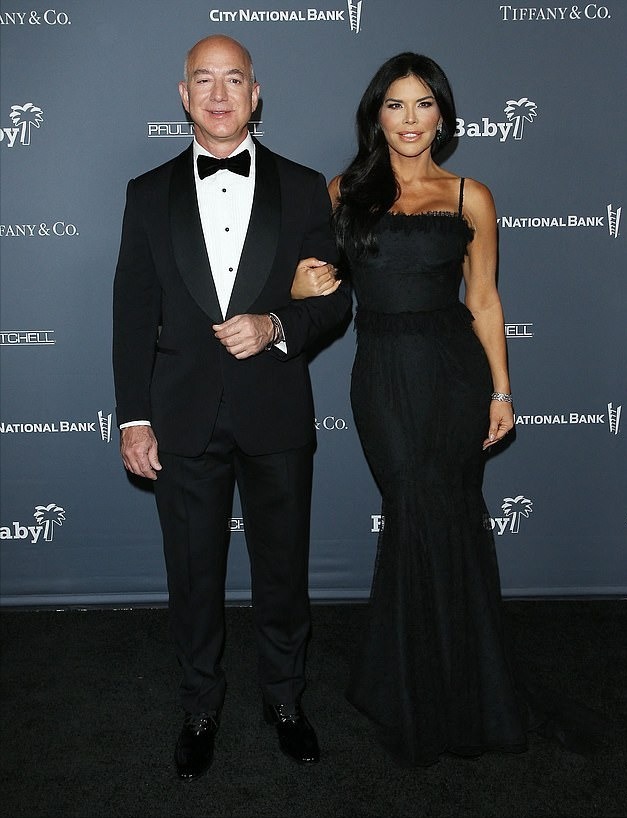 空气有点青草香\",\"i10\":\"今日头像 世界首富带51岁女友走红毯,被猛男搂抱一脸高冷,贝佐斯像外人