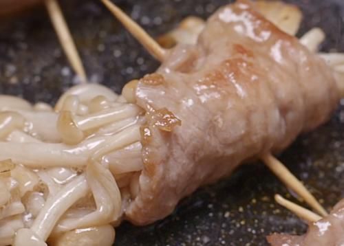 金针菇这样做太美味,搭配里脊肉煎着吃,焦香四溢又营养,真解馋