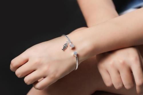 身体|女性长期佩戴“银手镯”，身体得到了什么？很多人可能想错了