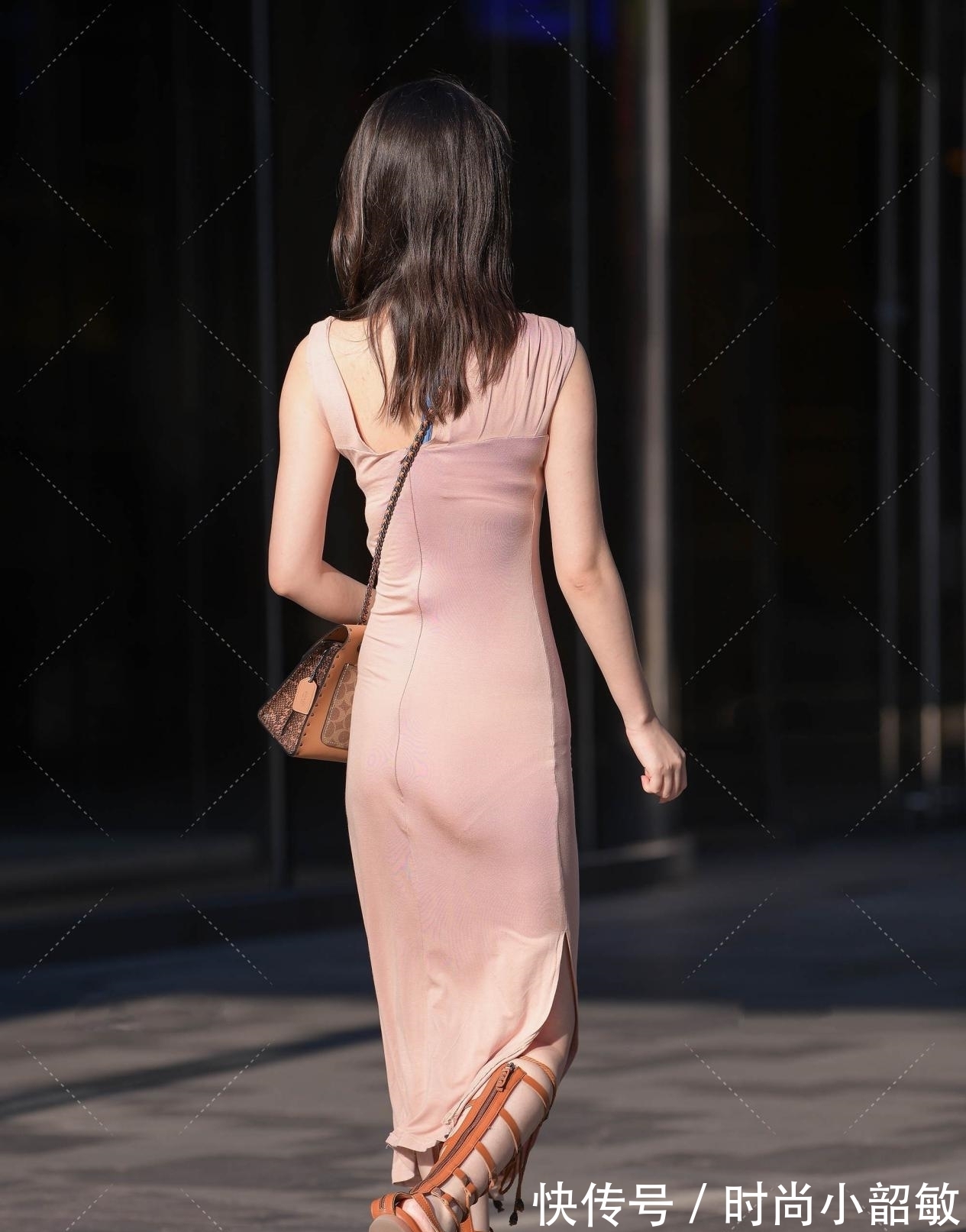 异域民族风 皮粉色裙子能让你皮肤白到发光,搭配绑带凉鞋,充满异域民族风