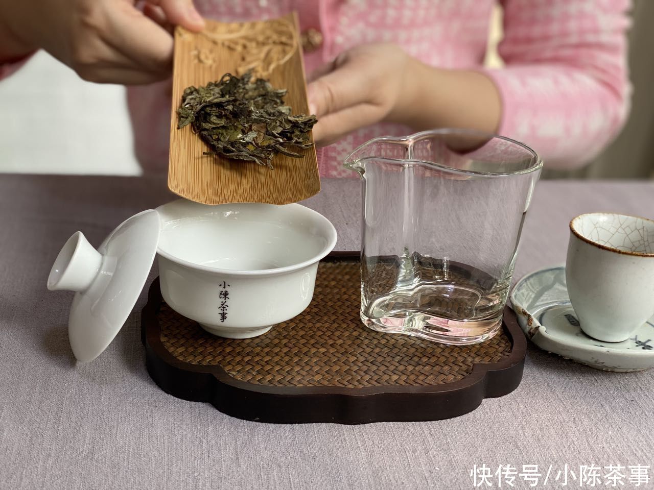 白茶饼容易撬碎，是品质问题吗？看完这2个细节，这锅得自己来背