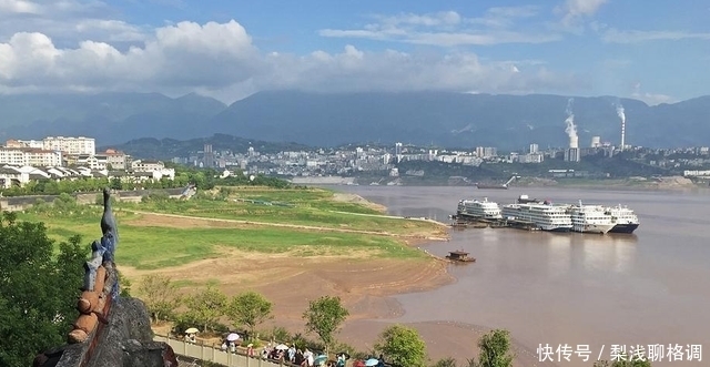 石宝寨|重庆的江上明珠，是“世界八大奇异建筑之一”，号称“江上蓬莱”