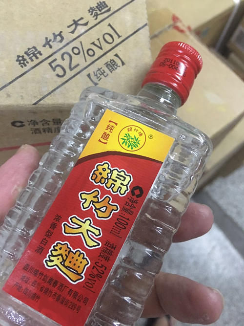 去超市买酒时：这5款低价白酒别错过，都是纯粮食酒，好喝性价高