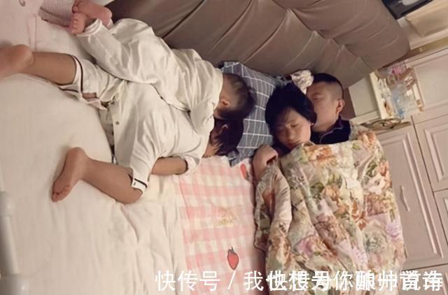 孩子|一家四口午睡照片走红，父母盖着被熟睡，两个孩子的睡姿令人捧腹