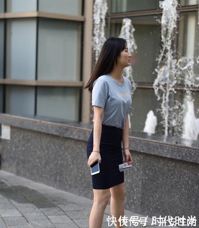 项链 连衣裙散发着浓郁的时尚气息,清爽又个性