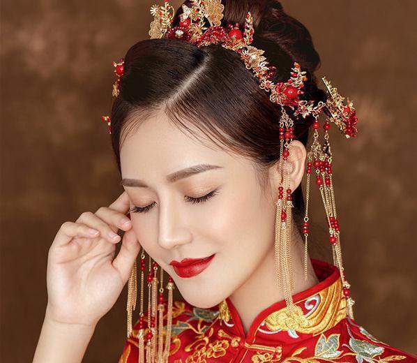 横批#小姐出上联茶壶水壶紫砂壶,哪壶不开提哪壶,秀才巧答抱美人归