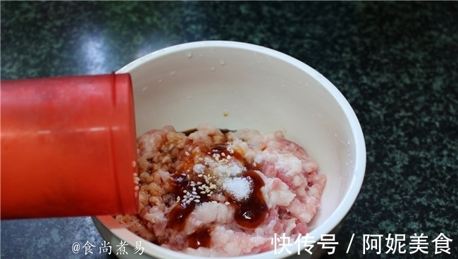 这三种食材放在一起做馅包饺子，鲜甜多汁营养足，快试试去