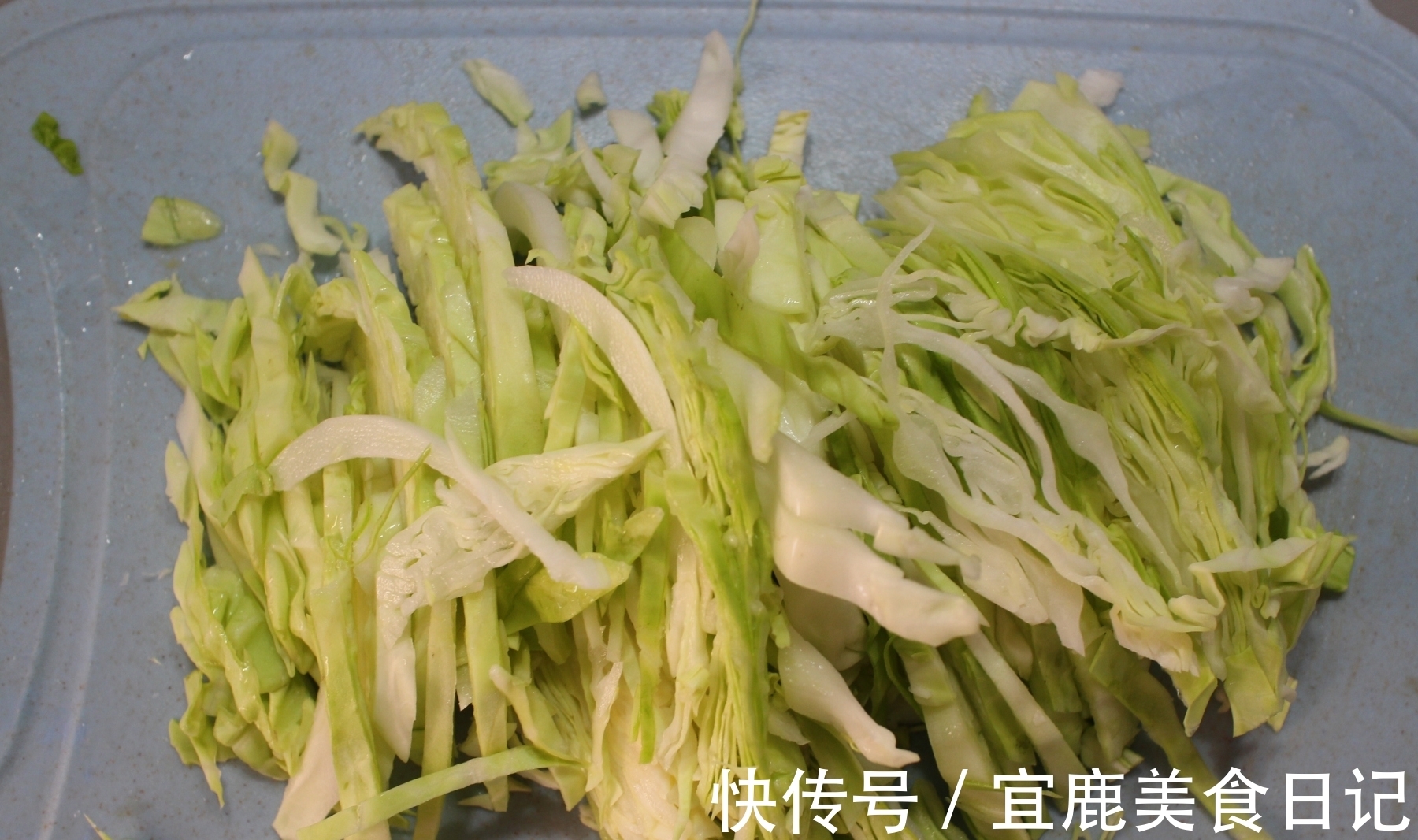 包菜炒粉丝|夏天,宁可不吃肉也要吃这菜,三两下炒一锅,不放肉却比肉香