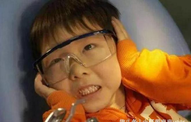 小明|同学嫌弃儿子“嘴太臭”,妈妈带孩子检查,医生取出的颗粒是真臭