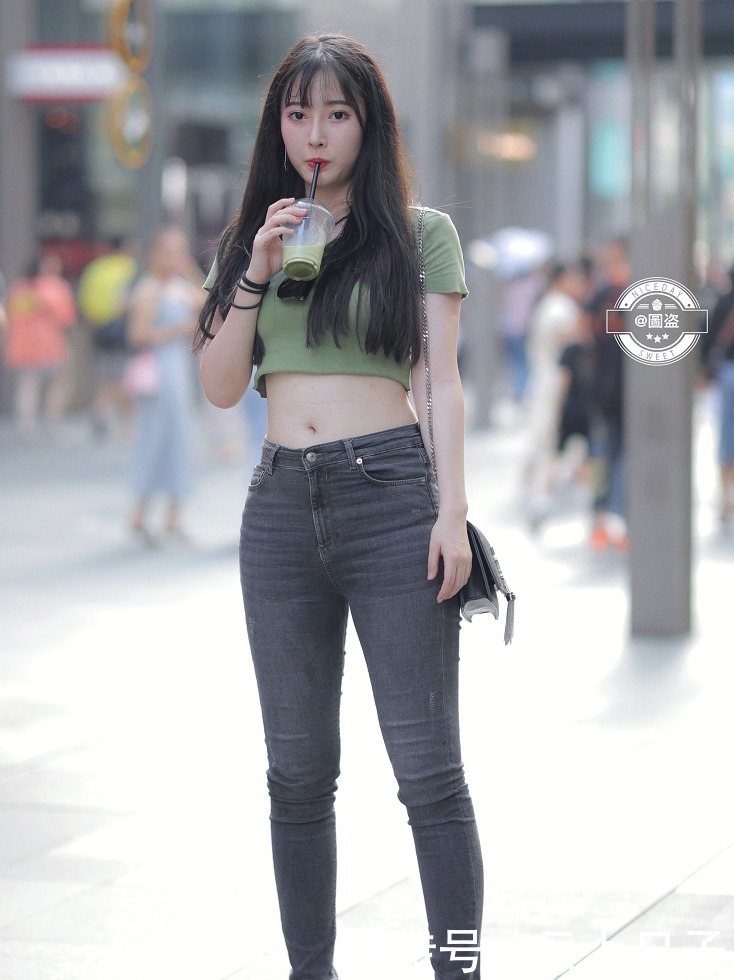 感觉|微胖美女，一身露脐装，气质清新甜美！