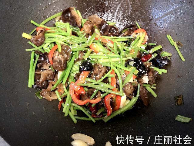 近视眼|霜降红薯甜如蜜,收完红薯叶子别乱扔,配上木耳炒一盘,特别美味