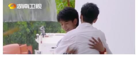 黄晓明|猝不及防的拥抱！黄晓明丁真上演“乌龙抱”好笑又温情