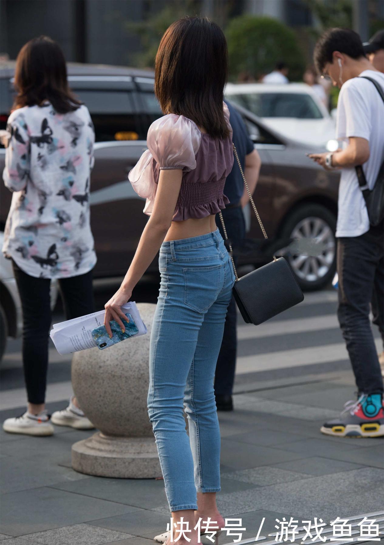 高跟凉鞋|时尚丽人：细高跟凉鞋搭配黑色针织连衣裙，显瘦显高