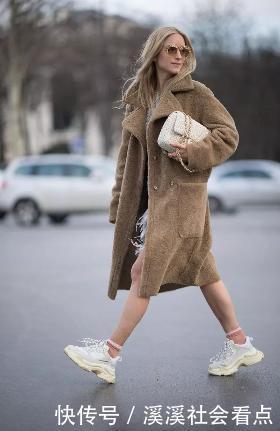 跟得上潮流的女生,今年搭配都离不开这3种鞋子,有一双就很时髦