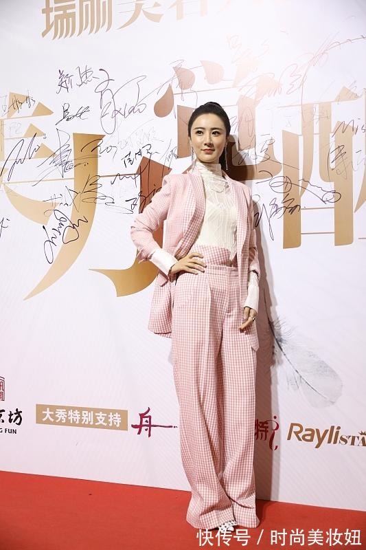 衬衫|薇娅真是带货“天花板”,穿露胃衬衫配高腰裤,气质媲美大明星