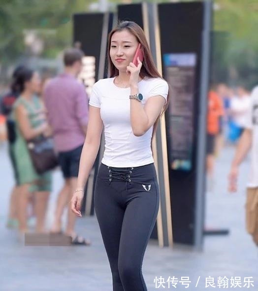 紧身 黑色铅笔裤搭配紧身T恤,美女在人群中显得与众不同!