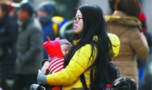 小田|火车上宝宝睡得正香,乘客夸孩子妈妈带娃太省心,转头却直接报警