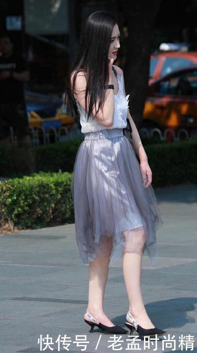 半身裙|街拍:这件半身裙设计特点, 采用三层布料, 会不会太闷热了