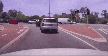 |搞笑GIF:司机大哥,车里别放这个暖炉,很危险的!