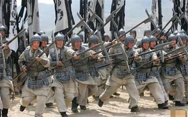 危险|古代每次战争，为什么第一排士兵明知最危险，还冒死站在最前面？