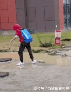 教养|地铁上一张照片引无数人怒赞:你的教养,就是孩子的起跑线