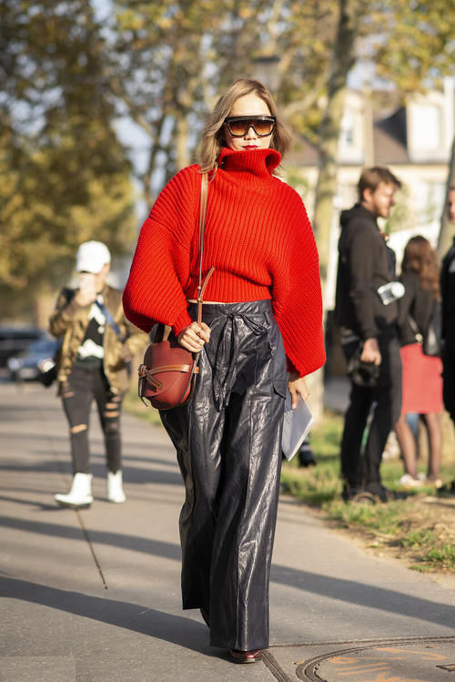 红色配什么颜色好看？配黑色白色或蓝色都不错，洋气明媚又时尚