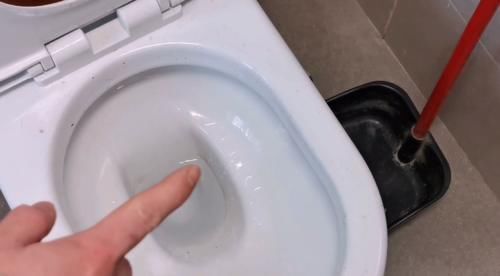 赶紧撒一点它冲一冲马桶，黄渍、尿渍立马消失，赶紧告诉家里人