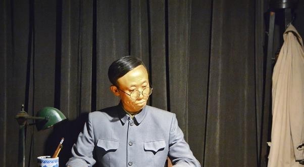 晚年溥儀攜妻子游故宮,迎面遇見一白髮老頭,從此不再踏入故宮!