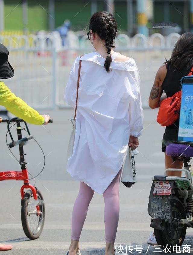 搭配 亮白色长风衣搭配粉色运动裤,清爽明朗,简约时尚!