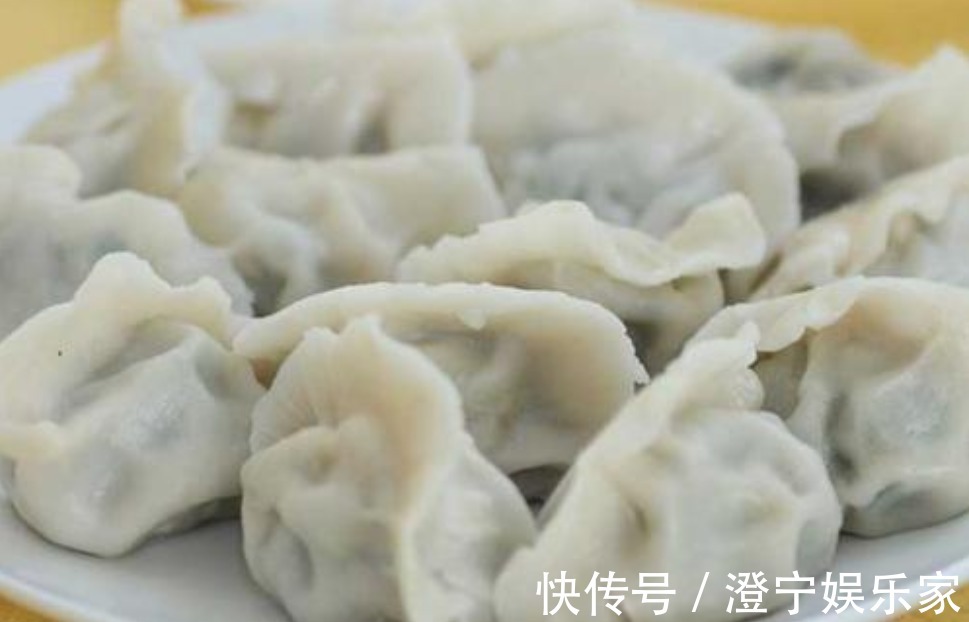 饺子馅|拌饺子馅时，只懂放油可不行，牢记4个窍门，饺子馅鲜嫩还多汁