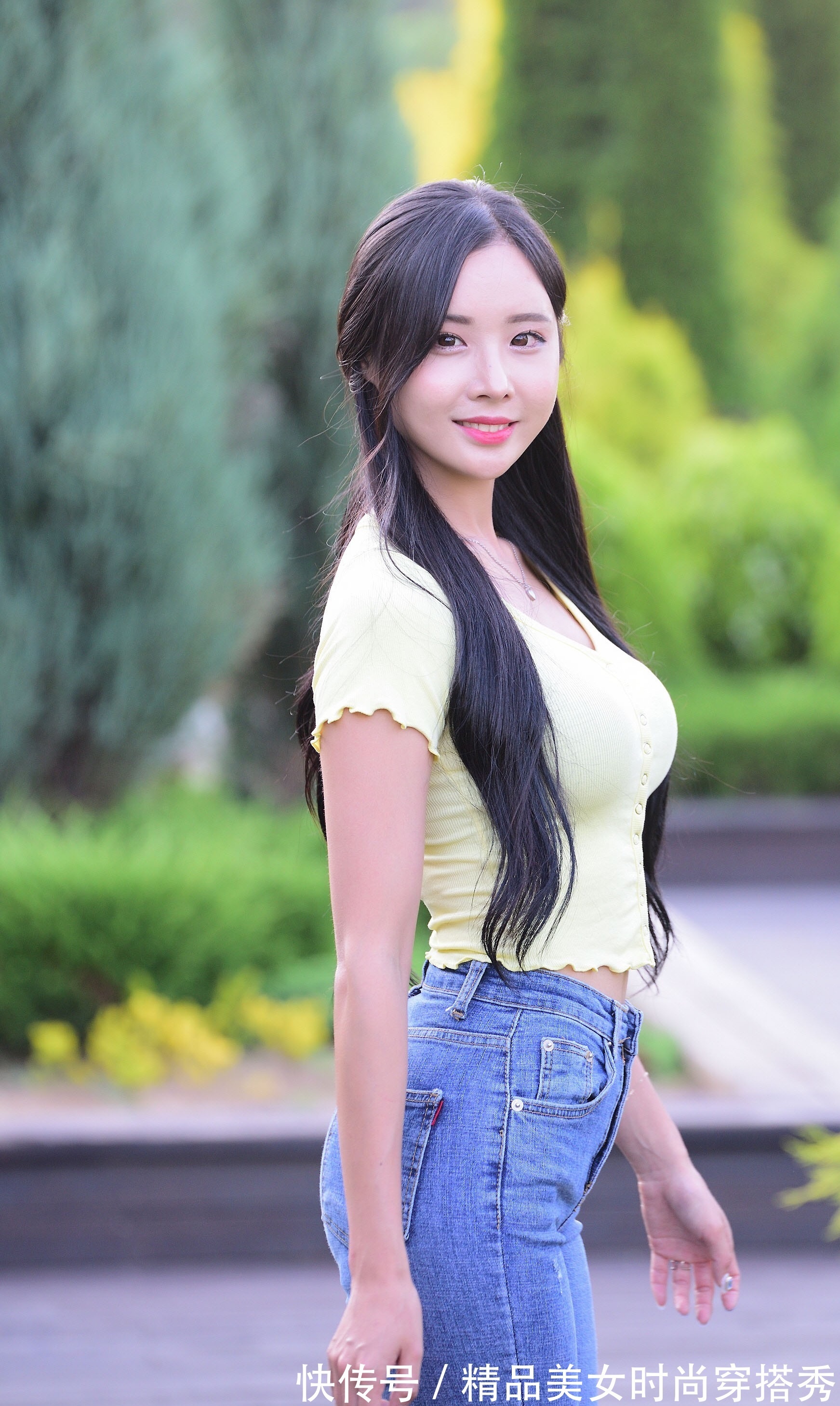 上衣 牛仔裤搭配什么样的上衣比较好看?这样的搭配就很时尚耐看