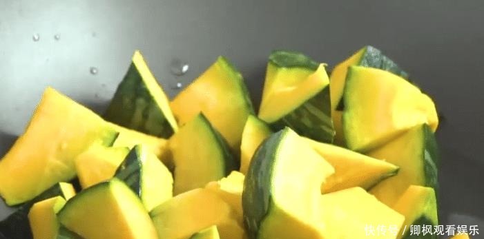 育儿|孩子爱吃的油焖南瓜,简单4步就能上桌,软糯美味,好吃又营养