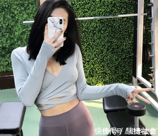 小哥哥 紧身打底裤也能穿出多种姿态,展示女性高雅的气质!