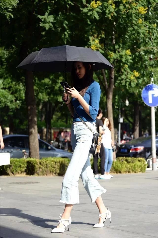 街拍：长发飘飘的小美女，一袭吊带连衣裙，十分飘逸