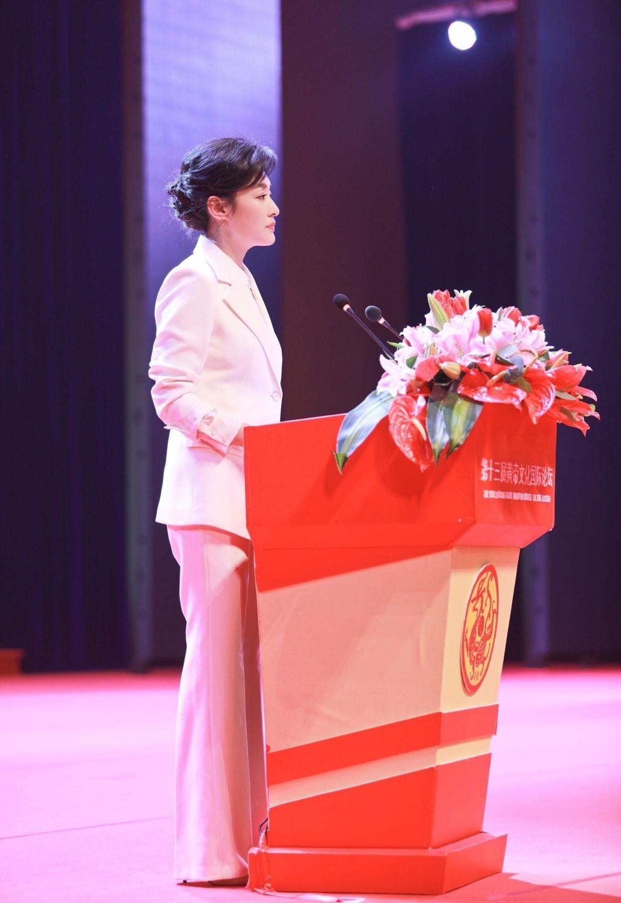 气场|周涛罕见“耍帅”,一身黑色西服套装干练利落,知性又有气场