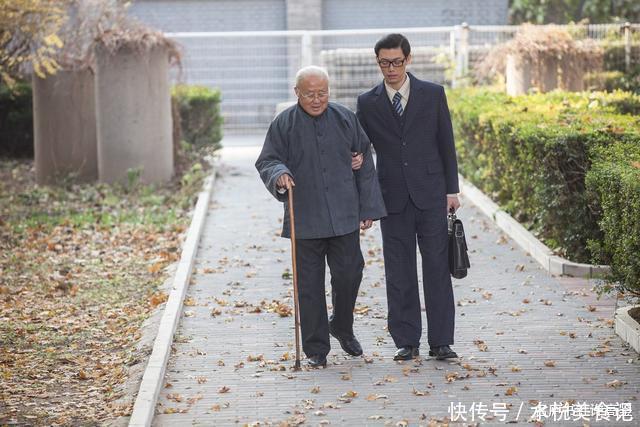 宣传海报|启功当年写的大字报，被收藏界炒出天价，深夜排队偷字的人发财了