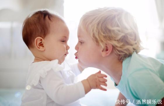 哥哥|2岁哥哥想抱弟弟却抱不动，接下来做的事把妈妈萌化了，好可爱