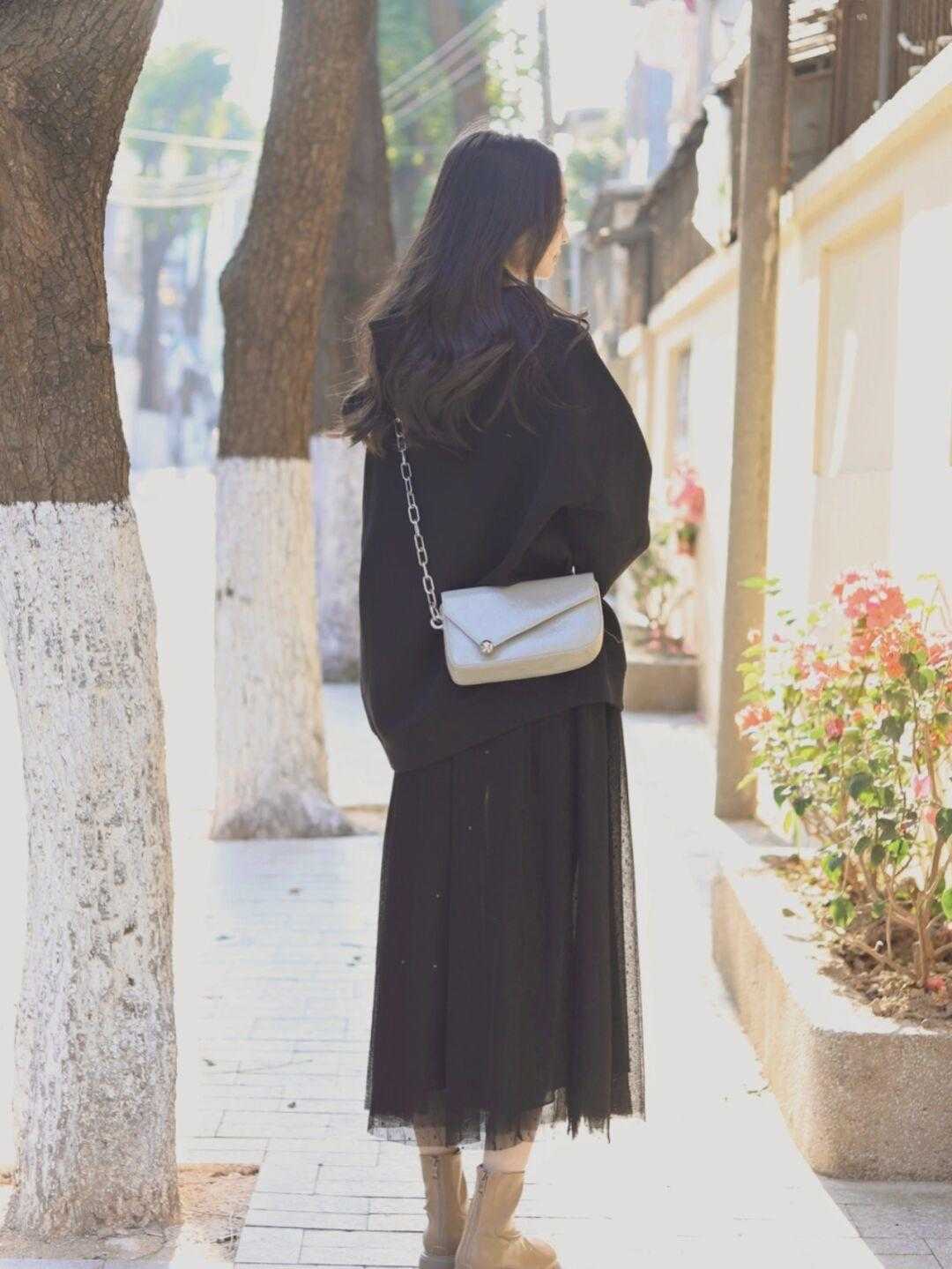 直筒 别老穿蓬蓬网纱裙了!今年流行的“直筒网纱裙”,上身唯美又显瘦